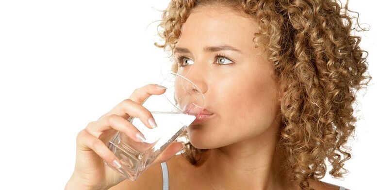 Como parte de una dieta, es necesario consumir 1, 5 litros de agua purificada, además de otros líquidos