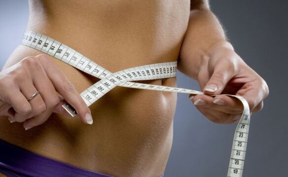 Habiendo perdido 7 kg en una semana a través de dietas y ejercicios, puede lograr formas elegantes. 