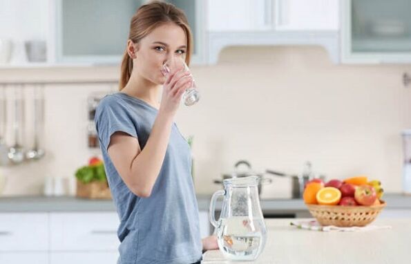 Beba agua antes de las comidas para adelgazar con una dieta perezosa