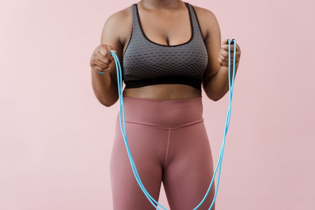 Saltar la cuerda es un ejercicio cardiovascular que te ayuda a perder peso en la zona abdominal